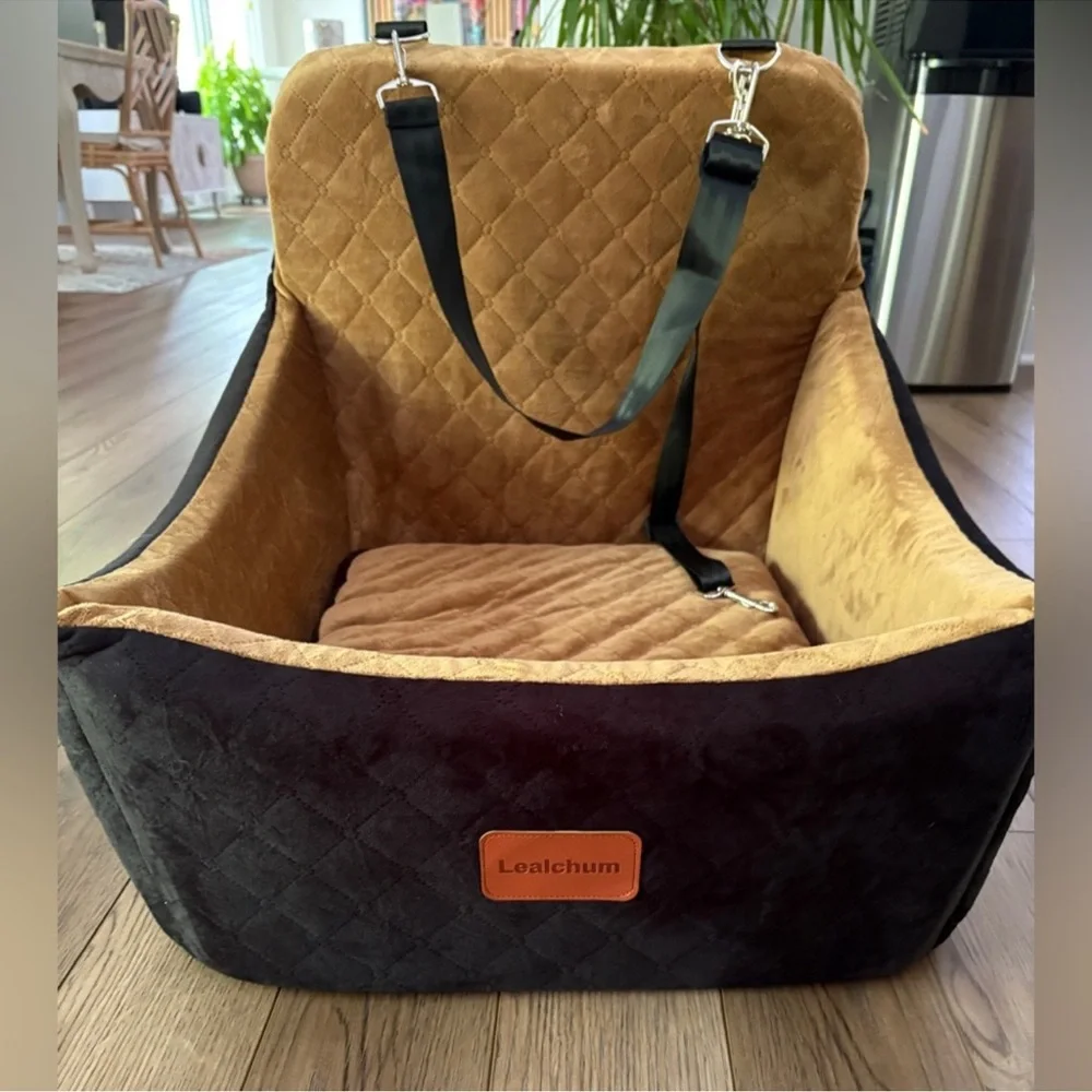 Dog/Pet Booster Car Seat for Up to 35lbs , 2 collar clips NEW